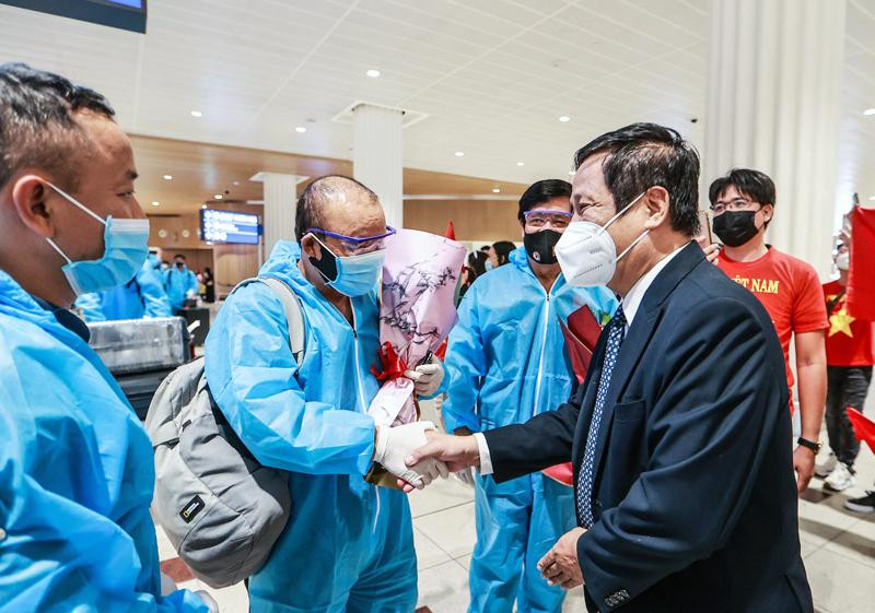 Đại sứ Nguyễn Mạnh Tuấn chúc mừng đội tuyển Việt Nam đã hoàn thành giai đoạn tập huấn trong nước và có mặt tại UAE để chuẩn bị cho 3 trận đấu còn lại trong khuôn khổ Vòng loại thứ hai World Cup 2022 khu vực châu Á. Đại sứ Nguyễn Mạnh Tuấn chúc toàn đội thi đấu đạt kết quả tốt nhất và hiện thức hóa mục tiêu đặt ra.