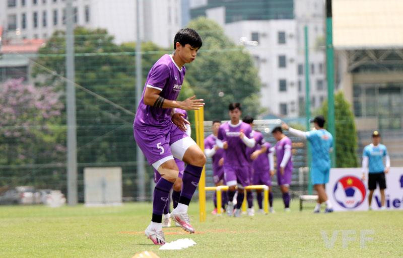 Đây là lần đầu tiên Văn Hậu tập luyện bình thường trở lại cùng các đồng đội, kể từ khi tuyển Việt Nam hội quân ngày 7/5. Trước đó, hậu vệ người Thái Bình đều phải tập riêng cùng bác sĩ Choi Ju-young.