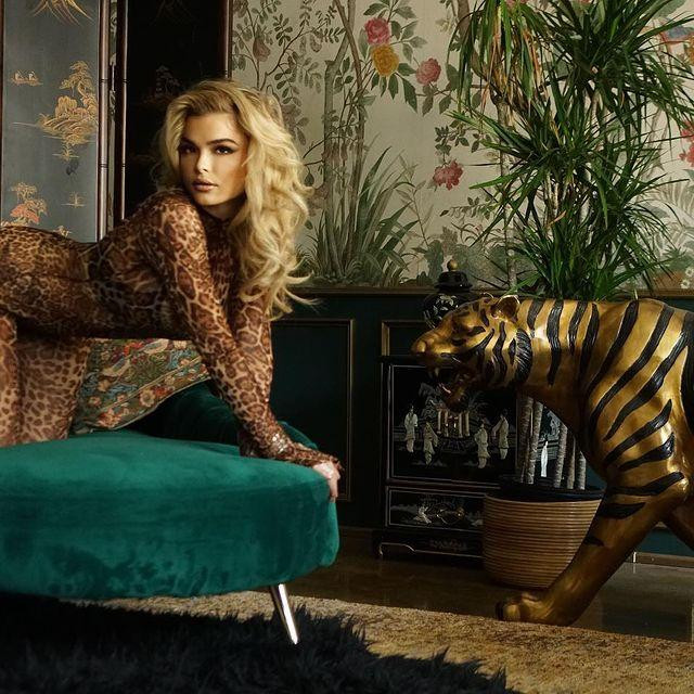 Dù vậy, có vẻ như gần đây mối quan hệ cặp đôi có vẻ không suôn sẻ. Truyền thông Mỹ đưa tin, Anna Monroe đã bị yêu cầu phải rời khỏi dinh thự rộng lớn của Mayweather hồi tuần trước.