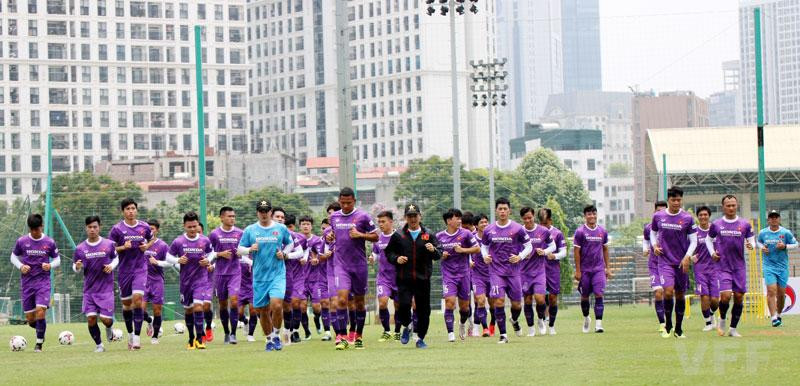 Như vậy, cho đến thời điểm hiện tại, đội tuyển Việt Nam chỉ có Xuân Trường đang phải tập riêng, các trường hợp chấn thương từ trước khi lên tập trung cùng đội tuyển như Trọng Hoàng, Văn Xuân, Văn Hậu đều đã gia nhập các bài tập chung của đội tuyển.