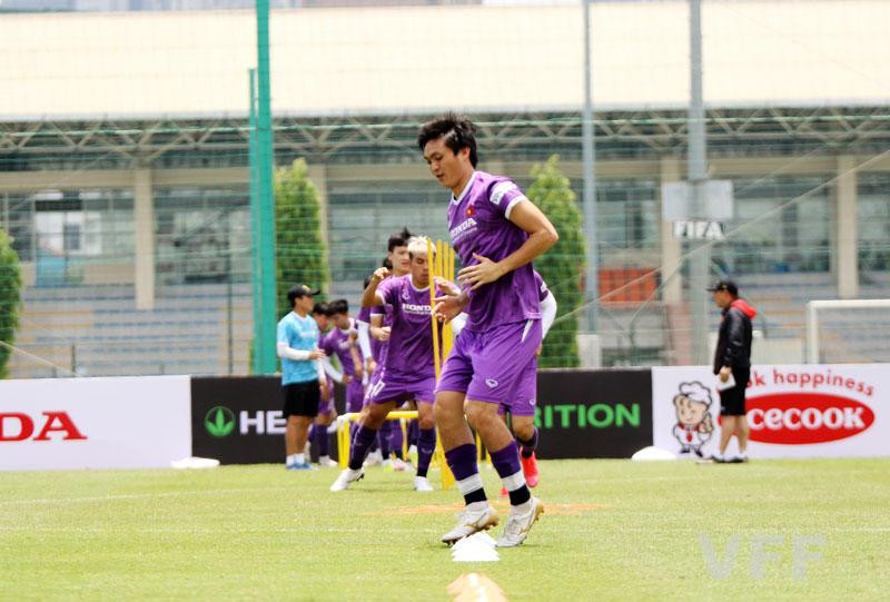 Đội tuyển Việt Nam sẽ có 10 ngày tập luyện tại Hà Nội, trước khi di chuyển sang UAE ngày 26/5. Tại đất nước Tây Á, đội tuyển Việt Nam sẽ có một trận giao hữu với Jordan ngày 31/5.