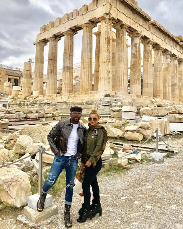 Nguyên nhân được cho là tay đấm 43 tuổi cần không gian riêng tư để tập trung chuẩn bị cho trận thượng đài sắp tới với Youtuber Logan Paul. Dù vậy, lý do này có vẻ không hợp lý khi cả hai đang sống trong một dinh thự khổng lồ với 11 phòng ngủ, 14 phòng tắm và 2 nhà khách rộng lớn và hoàn toàn có đủ không gian riêng tư cho cả hai.