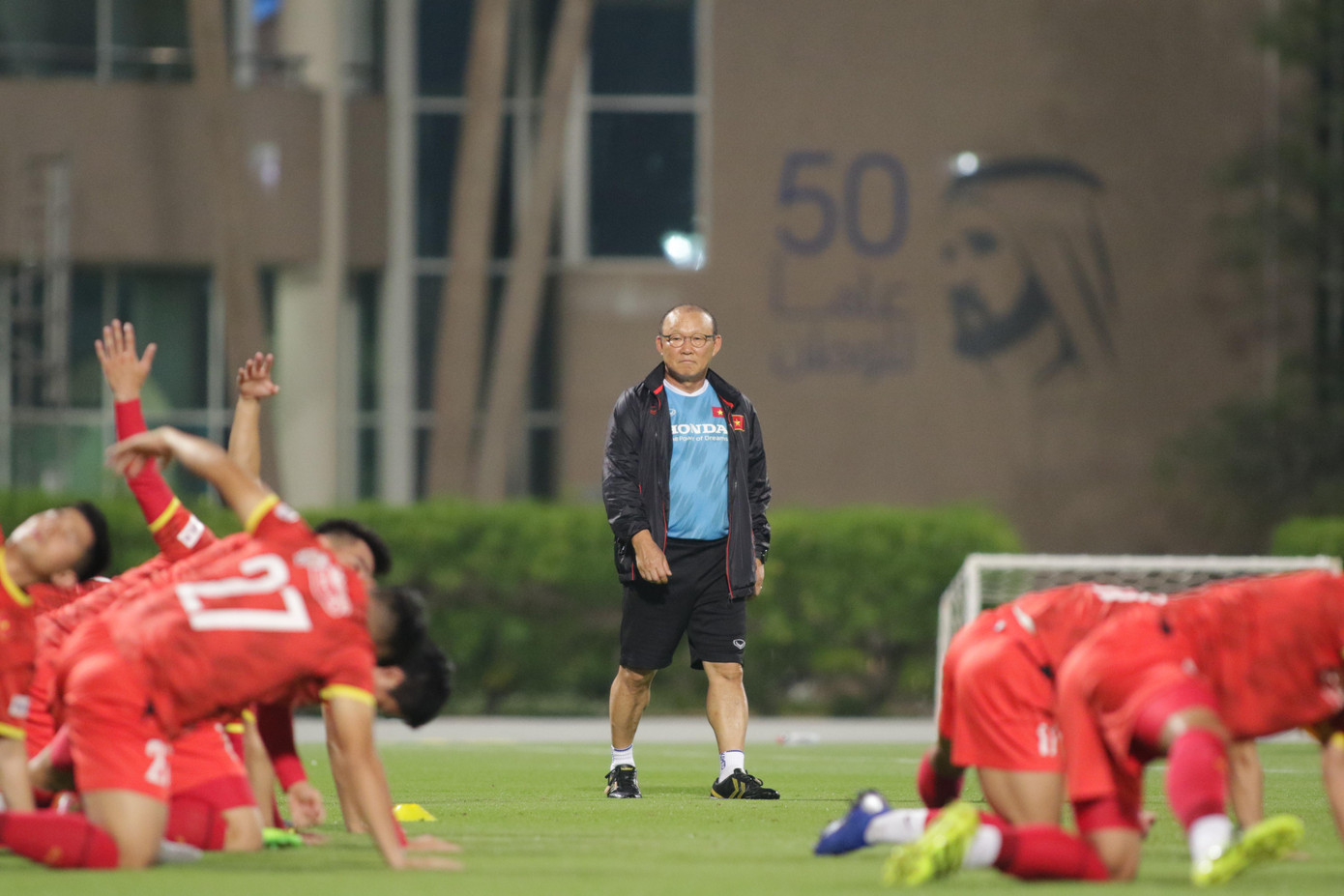 Tại buổi tập này, HLV trưởng Park Hang Seo tiếp tục phân chia lực lượng để tổ chức thi đấu đối kháng trên phạm vi 2/3 sân. Căn cứ sự thể hiện của các cầu thủ, HLV Park Hang Seo sẽ tính toán cho những thử nghiệm về nhân sự và lối chơi thông qua trận đấu giao hữu với ĐT Jordan, diễn ra vào 21h00 tối nay 31/5 (00h00 ngày 1/6 theo giờ Việt Nam)