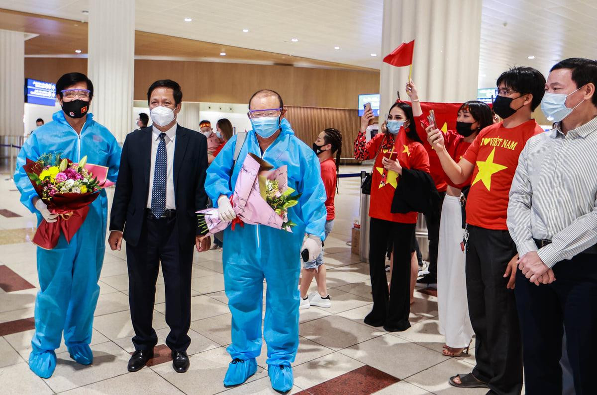 Thay mặt đội tuyển, Trưởng đoàn Nguyễn Sỹ Hiển và HLV trưởng Park Hang Seo đã nhận hoa chúc mừng từ Đại sứ và gửi lời cảm ơn Đại sứ quán Việt Nam, cộng đồng người Việt Nam tại UAE đã dành sự quan tâm đặc biệt cũng như luôn sẵn sàng để có những hỗ trợ cần thiết đối với đội tuyển. Trưởng đoàn Nguyễn Sỹ Hiển khẳng định đội tuyển Việt Nam sẽ nỗ lực hết mình để hoàn thành nhiệm vụ được giao, đáp lại tình cảm và sự kỳ vọng của đông đảo người hâm mộ.