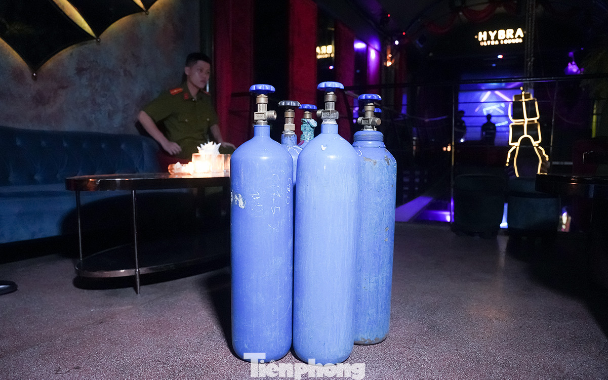 Tại hiện trường, lực lượng chức năng thu giữ 6 bình khí N2O với tổng trọng lượng 60kg.