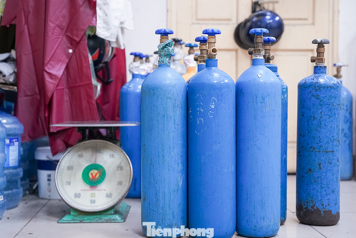 Sau khi Báo Tiền Phong đăng tải kỳ một của loạt bài “Hít bóng cười, người ra bã” phản ánh về thực trạng buôn bán, vận chuyển, sử dụng trái phép bình khí N2O (khí cười) tại Hà Nội.