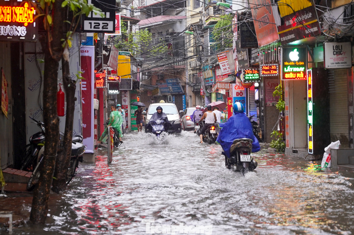 Sáng 20/8, cơn mưa lớn kéo dài tại nhiều quận, huyện của thủ đô Hà Nội. Theo ứng dụng quan trắc tự động của Công ty Thoát nước Hà Nội, lượng mưa đo được lúc 11h30 là 115mm tại huyện Đông Anh, quận Cầu Giấy là 85mm, quận Tây Hồ là 93mm.