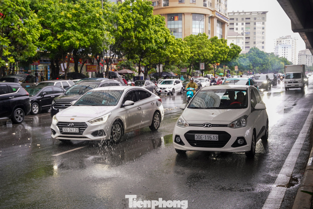 Nước từ vành đai 3 chảy xuống đường Nguyễn Xiển làm cản trở tầm nhìn của các tài xế, gây mất an toàn cho các phương tiện khi tham gia giao thông.