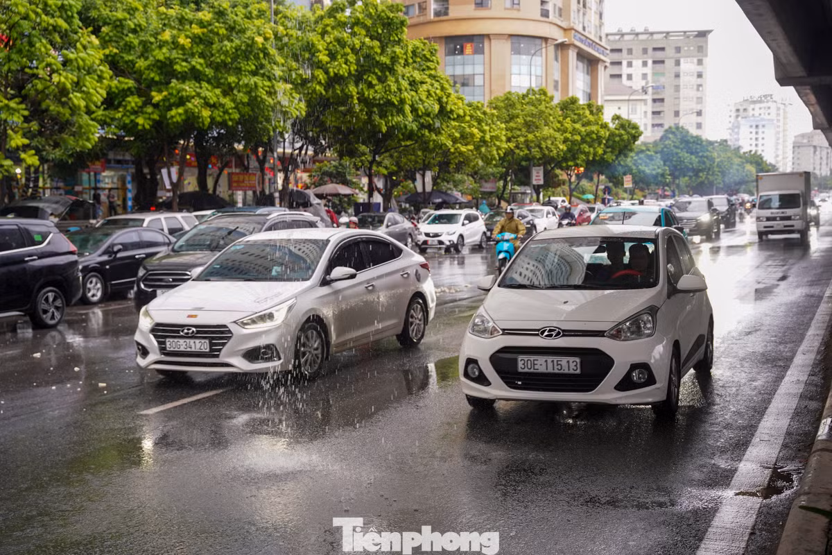 Nước từ vành đai 3 chảy xuống đường Nguyễn Xiển làm cản trở tầm nhìn của các tài xế, gây mất an toàn cho các phương tiện khi tham gia giao thông.