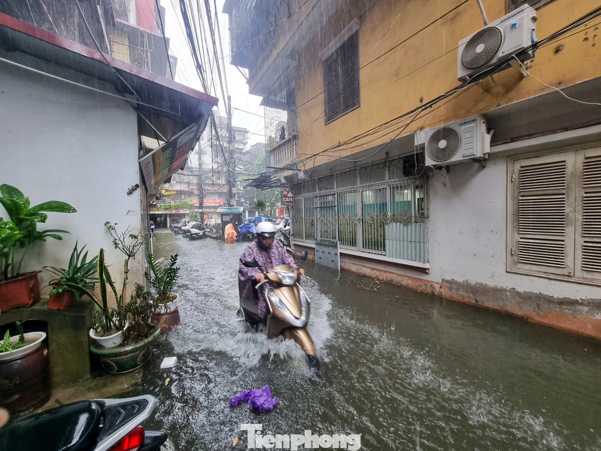 Tại khu tập thể nhà máy in tiền Quốc gia, tuy đã mặt sân và đường đã được cải tạo, nhưng do cống thoát nước chậm nên xảy ra tình trạng đọng nước.