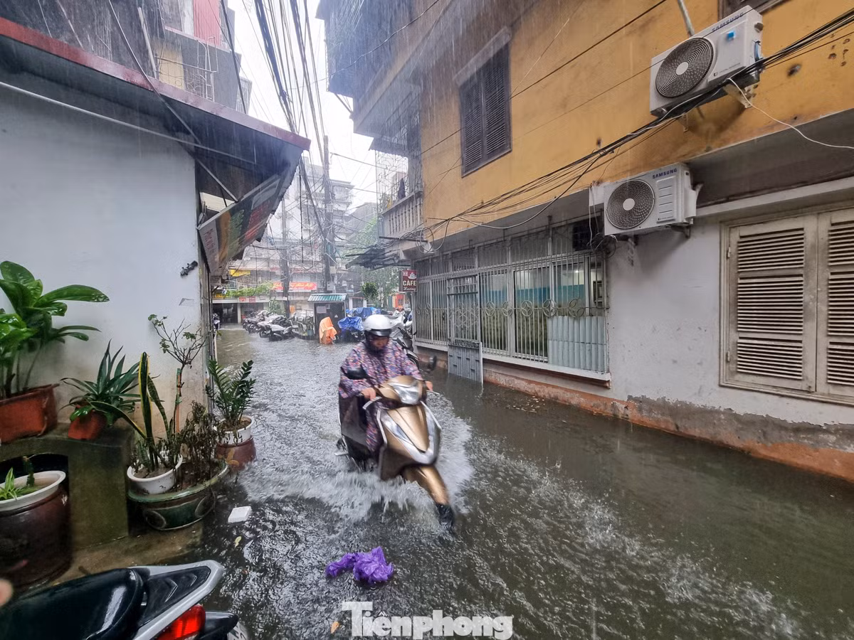 Tại khu tập thể nhà máy in tiền Quốc gia, tuy đã mặt sân và đường đã được cải tạo, nhưng do cống thoát nước chậm nên xảy ra tình trạng đọng nước.