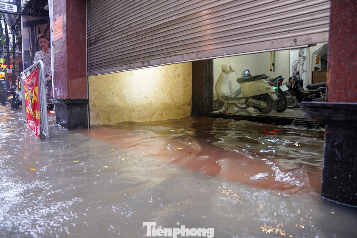 Tại khu tập thể nhà máy in tiền Quốc gia, tuy đã mặt sân và đường đã được cải tạo, nhưng do cống thoát nước chậm nên xảy ra tình trạng đọng nước.