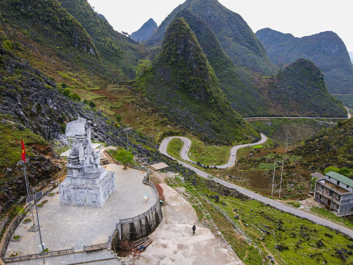 Khu tưởng niệm thanh niên xung phong (TNXP) trên đèo Mã Pí Lèng (Quốc lộ 4C) khánh thành vào năm 2015. Để mở đường vào cao nguyên đá, hơn 1.300 thanh niên xung phong đến từ 8 tỉnh miền Bắc cùng gần 1.000 đồng bào dân tộc trên cao nguyên đá, ròng rã hơn 2.100 ngày đêm phá núi mở đường với 2 triệu ngày công, di chuyển trên 3 triệu m3 đá. Khi tuyến đường được khai thông vào năm 1965 đã có 14 thanh niên xung phong hy sinh.