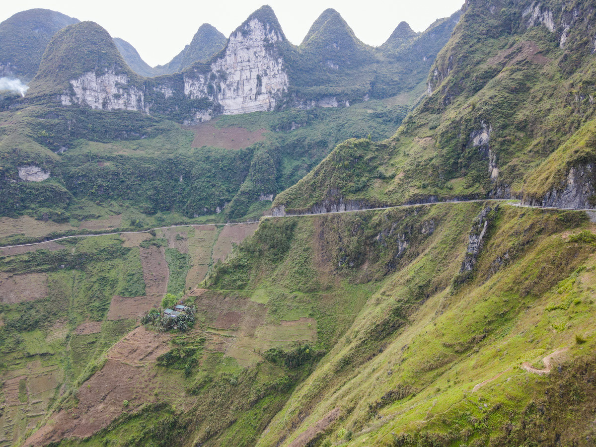 Quốc lộ 4C – còn gọi là Con đường Hạnh Phúc như một sợi chỉ nhỏ, chênh vênh qua những dãy núi hùng vĩ của Cao nguyên đá Đồng Văn. Đường có chiều dài 185 km, điểm đầu từ thành phố Hà Giang đi qua 4 huyện Quản Bạ, Yên Minh, Đồng Văn, Mèo Vạc.