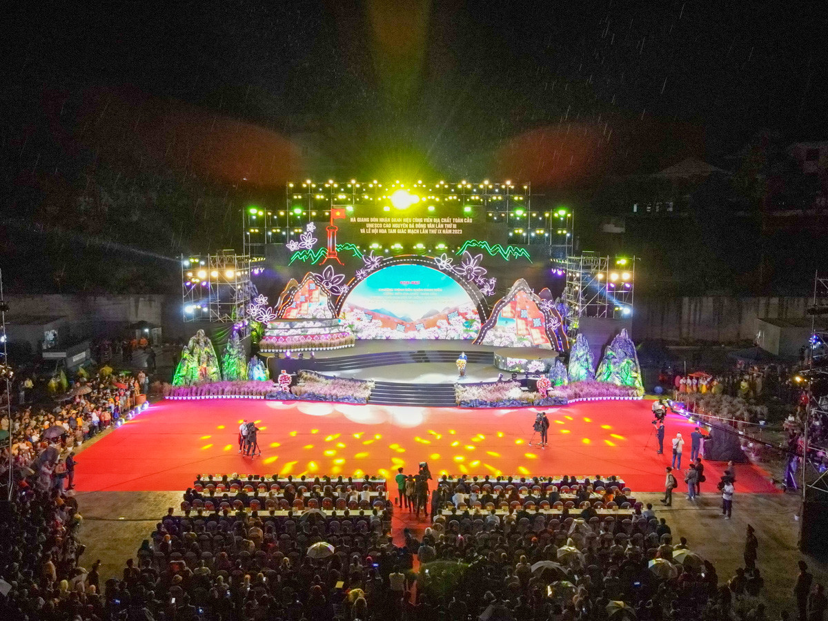 Lễ đón nhận danh hiệu Công viên địa chất toàn cầu UNESCO Cao nguyên đá Đồng Văn lần thứ ba được UBND tỉnh Hà Giang tổ chức long trọng tại Quảng trường Thanh Niên (huyện Đồng Văn) vào tối 28/10.