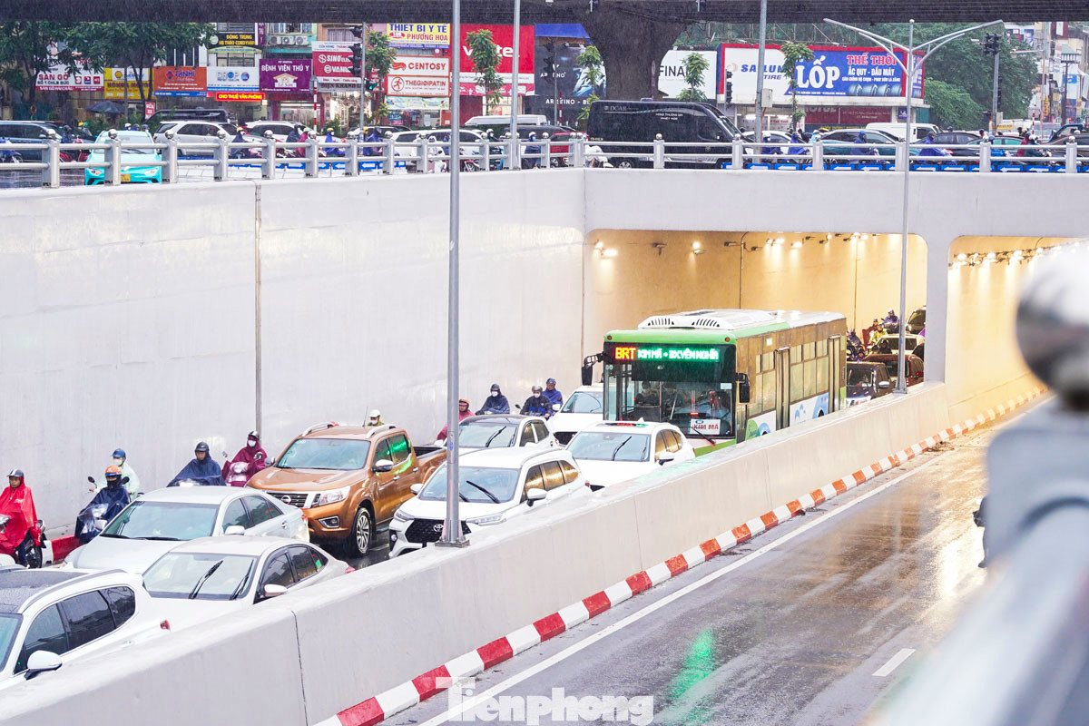 Ùn tắc kéo dài ở hầm chui Lê Văn Lương - Khuất Duy Tiến - hướng về phía trung tâm thành phố.