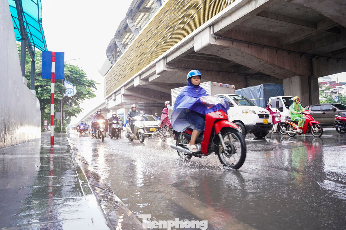 Vũng nước lớn đọng trên phố Nguyễn Trãi buộc các phương tiện qua đây phải giảm tốc độ, lách qua.