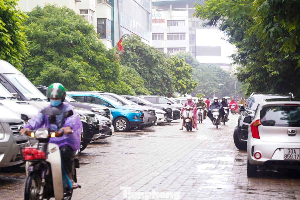 Các phương tiện xe máy di chuyển trên phần vỉa hè.