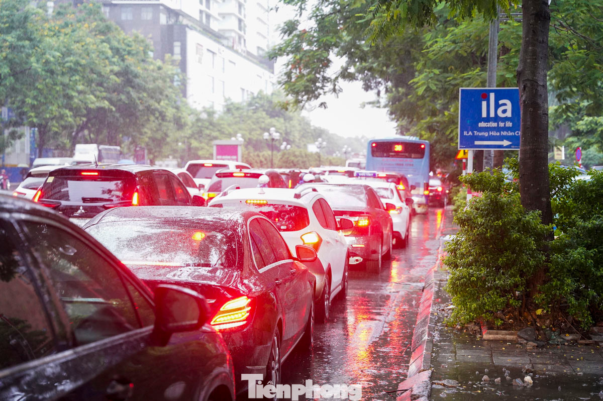 Các phương tiện xe ô tô di chuyển chiếm hết phần lòng đường trên đường Lê Văn Lương.