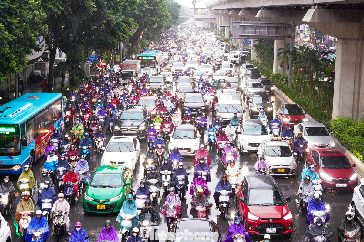 Tình trạng ùn tắc kéo dài trên đường Nguyễn Trãi (quận Thanh Xuân, Hà Nội).