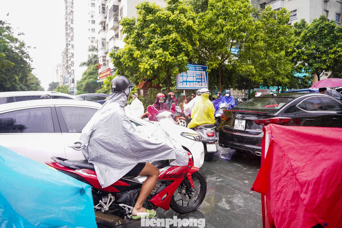Một số chủ phương tiện di chuyển lên vỉa hè, gây xung đột giao thông ở những ngõ thông ra đường Lê Văn Lương.