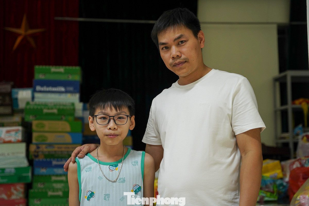 Anh Nguyễn Văn Thắng và con trai Nguyễn Ngô Hiền Minh, người thoát khỏi vụ cháy chung cư phố Khương Hạ an toàn. Anh Nguyễn Văn Thắng và con trai Nguyễn Ngô Hiền Minh, người thoát khỏi vụ cháy chung cư phố Khương Hạ an toàn.