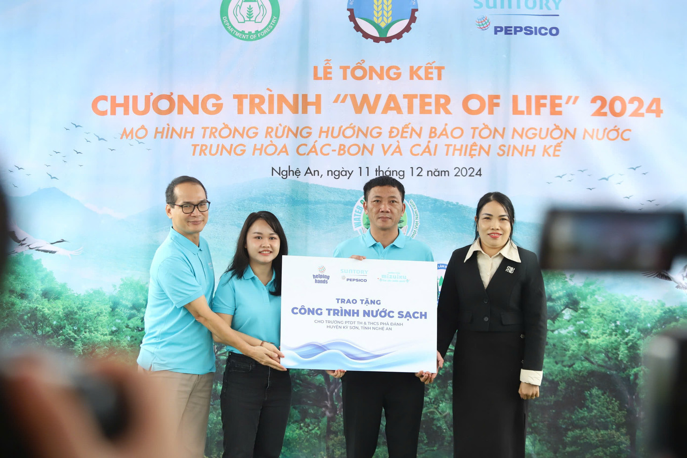 Đại diện Suntory PepsiCo Việt Nam trao tặng máy lọc nước cho Phòng Giáo dục và Đào tạo huyện Kỳ Sơn, tỉnh Nghệ An Đại diện Suntory PepsiCo Việt Nam trao tặng máy lọc nước cho Phòng Giáo dục và Đào tạo huyện Kỳ Sơn, tỉnh Nghệ An