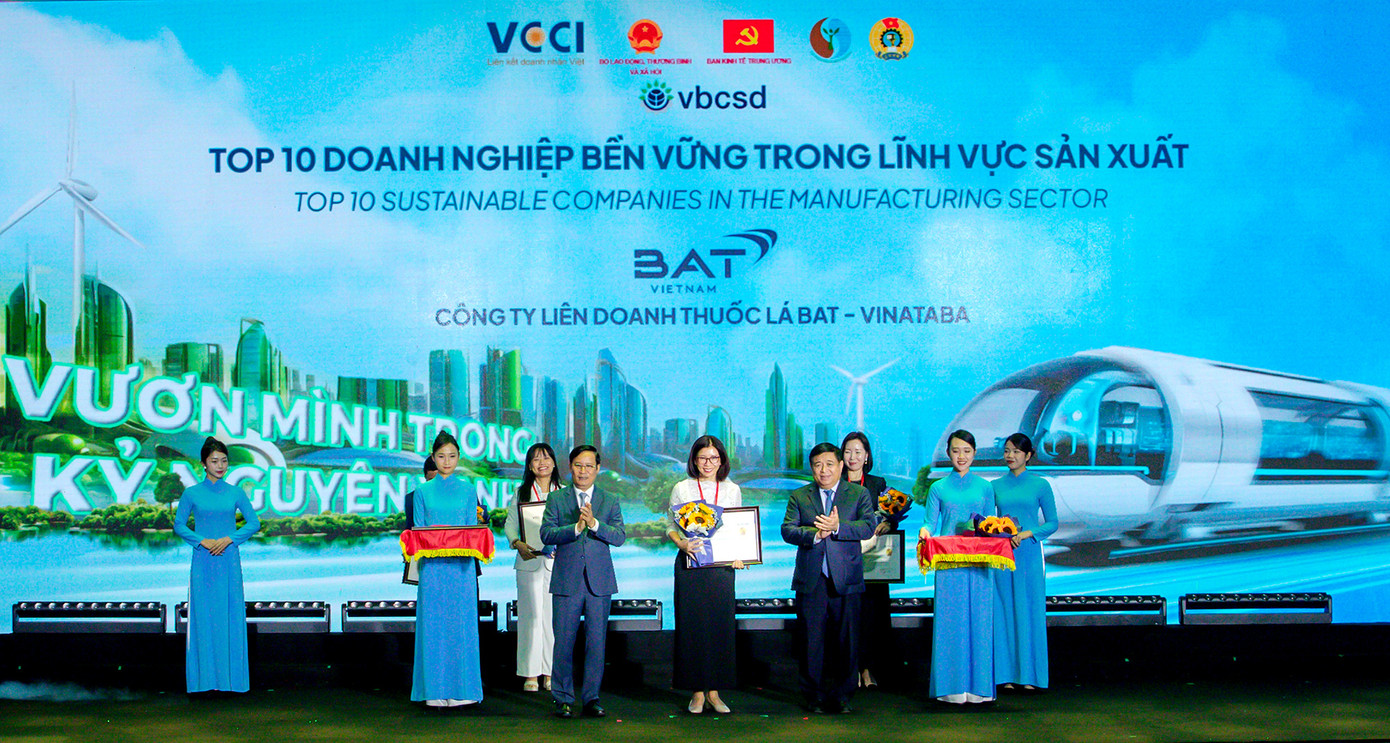 Đại diện BAT Việt Nam nhận chứng nhận tại Lễ Công bố Doanh nghiệp Bền vững tại Việt Nam năm 2024. Đại diện BAT Việt Nam nhận chứng nhận tại Lễ Công bố Doanh nghiệp Bền vững tại Việt Nam năm 2024.