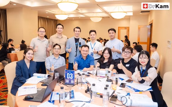 Anh Hải (Áo xanh ở giữa) tham dự lớp học “Quản trị nhân sự cấp cao” do HBR tổ chức