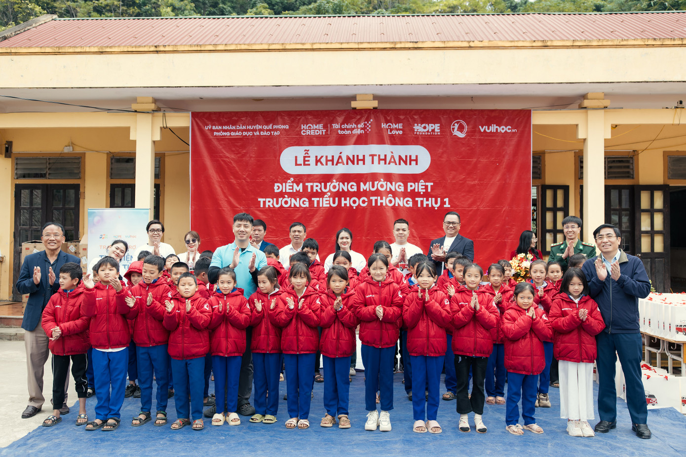 Đại diện Home Credit, Quỹ Hy vọng, các thầy cô Trường Tiểu học Thông Thụ 1, điểm trường Mường Piệt cắt băng khánh thành 3 phòng học mới. Ảnh: Home Credit