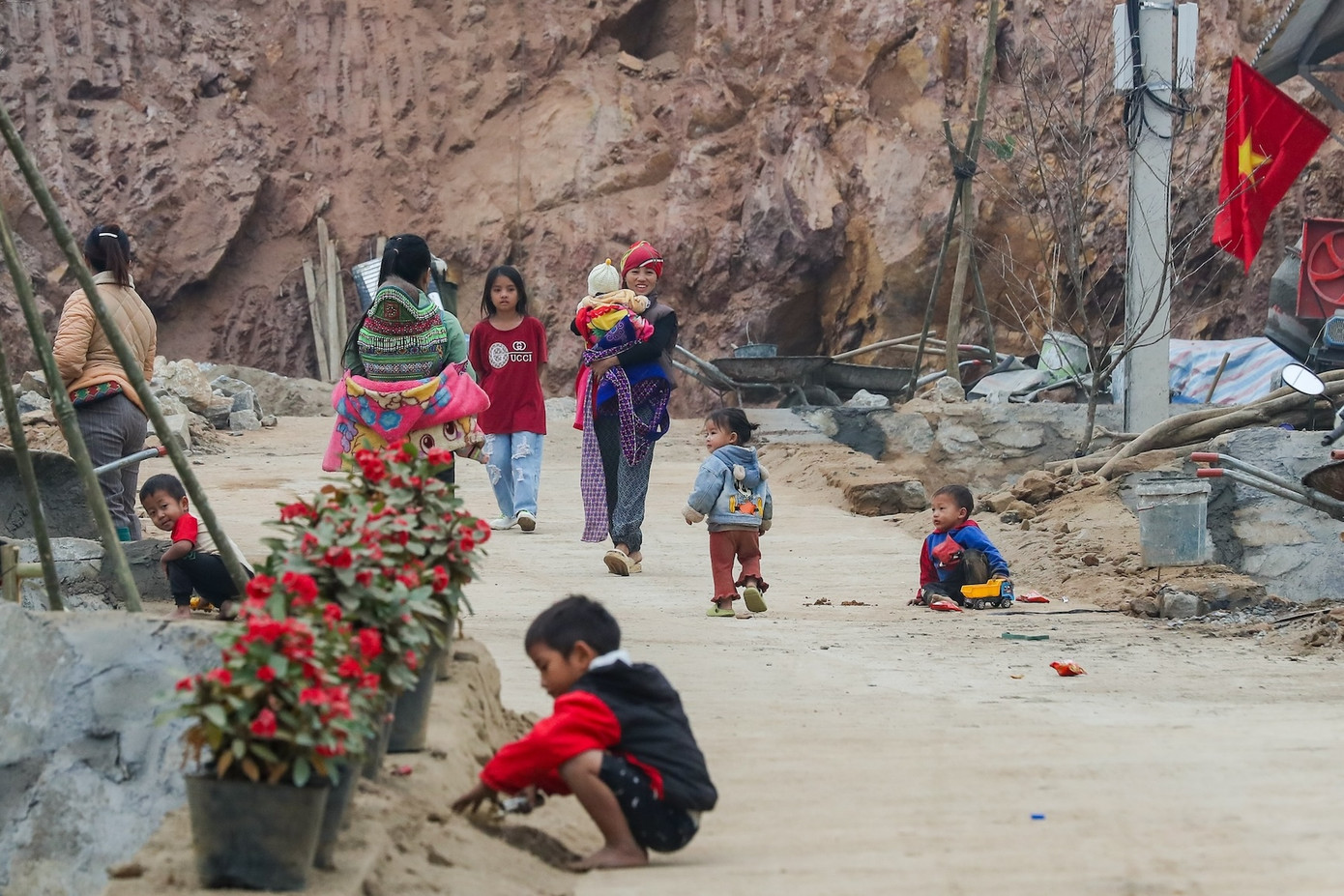 Nhân dân thôn Kho Vàng náo nức dọn về nhà mới. Nhân dân thôn Kho Vàng náo nức dọn về nhà mới.