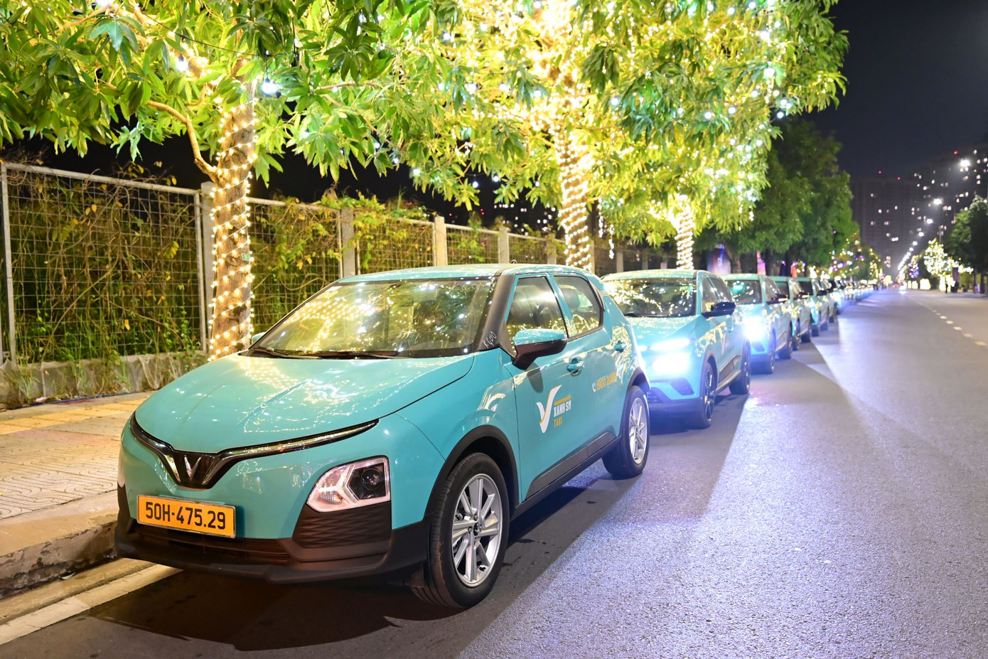 Từ tối trước đó, hơn 500 tài xế và xe Xanh SM đã có mặt tại điểm tập kết. Dàn xe Xanh SM được kiểm tra về kỹ thuật, phổ biến lộ trình đưa đón khách hàng, đảm bảo vận hành suôn sẻ trong suốt thời gian diễn ra lễ hội. Từ tối trước đó, hơn 500 tài xế và xe Xanh SM đã có mặt tại điểm tập kết. Dàn xe Xanh SM được kiểm tra về kỹ thuật, phổ biến lộ trình đưa đón khách hàng, đảm bảo vận hành suôn sẻ trong suốt thời gian diễn ra lễ hội.