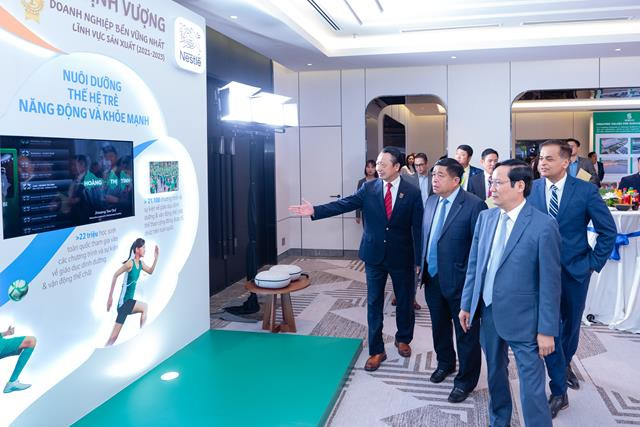 Bộ trưởng Bộ Kế hoạch và Đầu tư Nguyễn Chí Dũng tham quan khu vực trải nghiệm tham quan nông trại NESCAFÉ Plan và nhà máy chế biến cà phê Nestlé Trị An bằng công nghệ thực tế ảo trong khuôn khổ sự kiện. Bộ trưởng Bộ Kế hoạch và Đầu tư Nguyễn Chí Dũng tham quan khu vực trải nghiệm tham quan nông trại NESCAFÉ Plan và nhà máy chế biến cà phê Nestlé Trị An bằng công nghệ thực tế ảo trong khuôn khổ sự kiện.