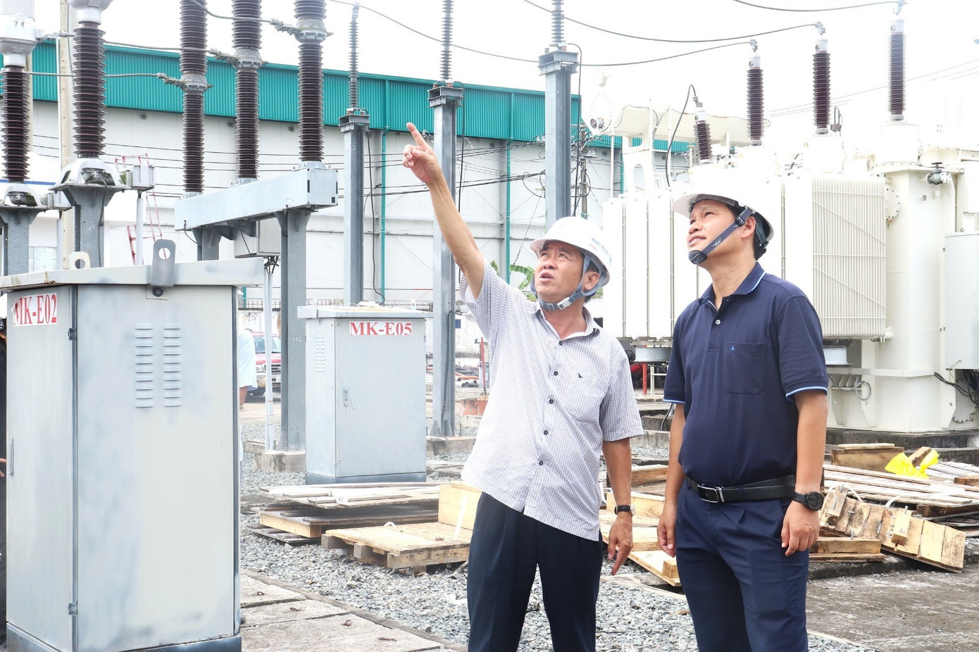 Phó tổng giám đốc EVNSPC Bùi Quốc Hoan (phải) kiểm tra, đôn đốc tại công trường xây dựng trạm Trạm biến áp 110kV An Hoà (Đồng Tháp).