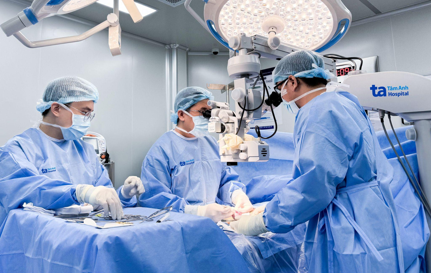 ThS.BS.CKII Dương Quang Huy (giữ) cùng ê kíp phẫu thuật điều trị bệnh lý nam khoa và vô sinh nam cho người bệnh. Ảnh: Tuệ Diễm.