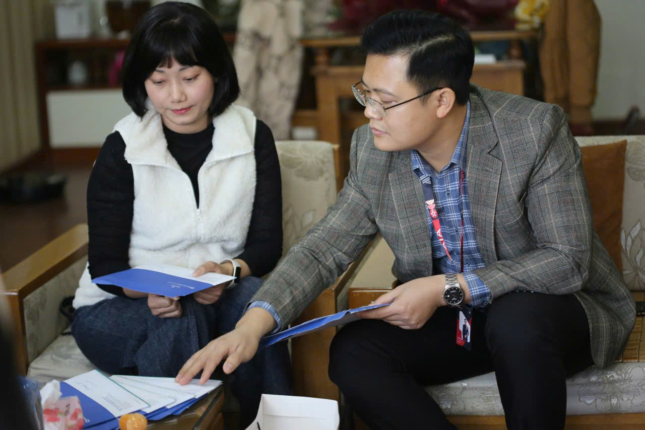 Chị Lan đánh giá cao sự hỗ trợ kịp thời từ các chuyên viên tư vấn của AIA Việt Nam trong xử lý giấy tờ và hỗ trợ chi trả quyền lợi bảo hiểm