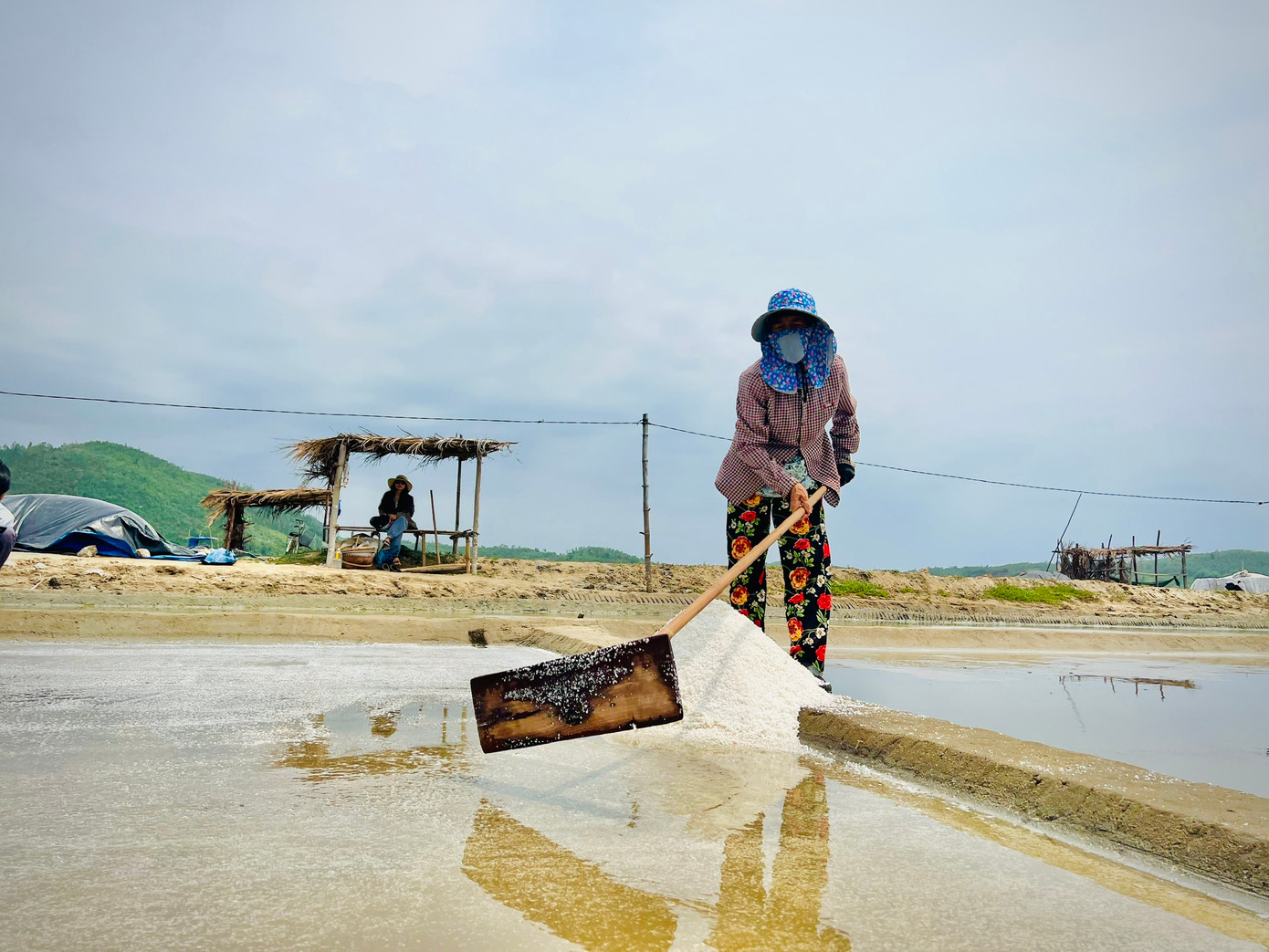 Diêm dân Sa Huỳnh đang phơi muối.