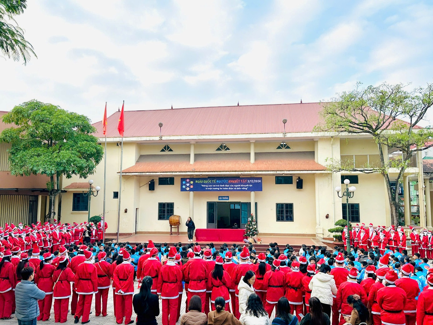 300 ông già Noel tại Trung tâm hỗ trợ phát triển GDHN trẻ khuyết tật Thái Nguyên