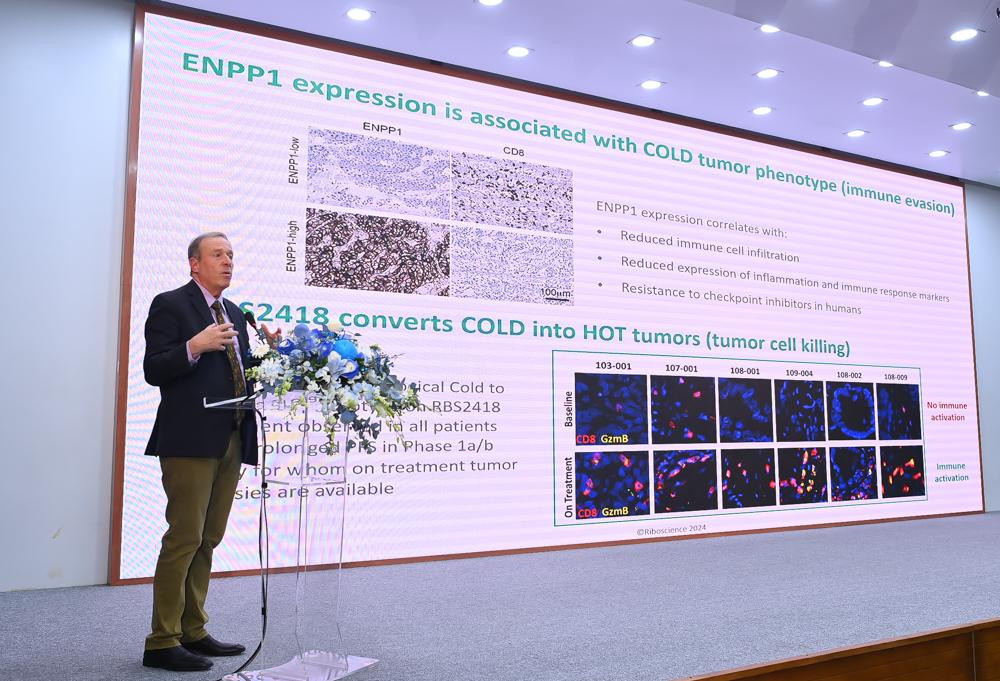 GS.TS.BS. Jeffrey S. Glenn Giáo sư Y khoa danh dự Joseph D Grant, Đại học Y Stanford phát biểu tại Dự án. Ảnh BVĐK Tâm Anh. GS.TS.BS. Jeffrey S. Glenn Giáo sư Y khoa danh dự Joseph D Grant, Đại học Y Stanford phát biểu tại Dự án. Ảnh BVĐK Tâm Anh.