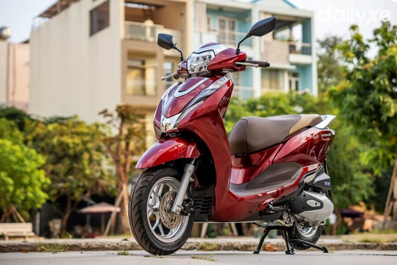 Honda Lead tuy có nhiều công năng hữu dụng cho các chị em, nhưng cũng vì vậy mà chưa thật sự nổi bật ở phần thiết kế Honda Lead tuy có nhiều công năng hữu dụng cho các chị em, nhưng cũng vì vậy mà chưa thật sự nổi bật ở phần thiết kế