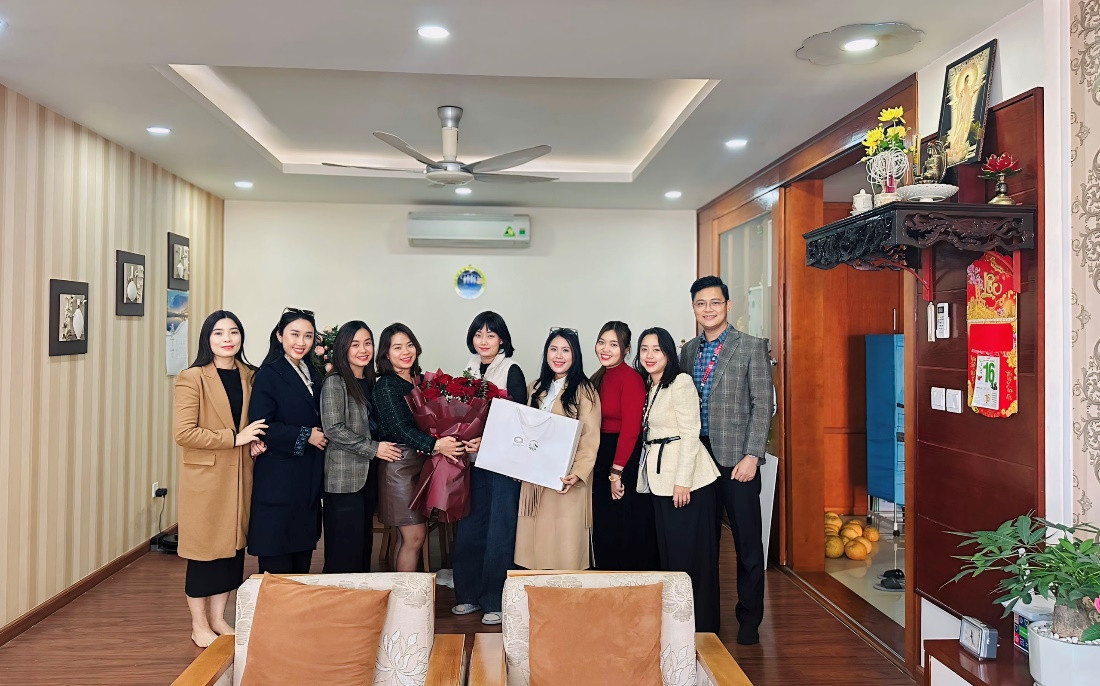 Đại diện AIA Việt Nam đến thăm và động viên chị Lan trong quá trình điều trị