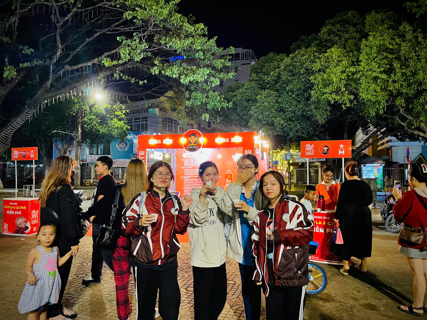 Du khách thưởng thức cà phê miễn phí tại Lễ hội Cà phê Buôn Ma Thuột lần thứ 8 năm 2023 Du khách thưởng thức cà phê miễn phí tại Lễ hội Cà phê Buôn Ma Thuột lần thứ 8 năm 2023