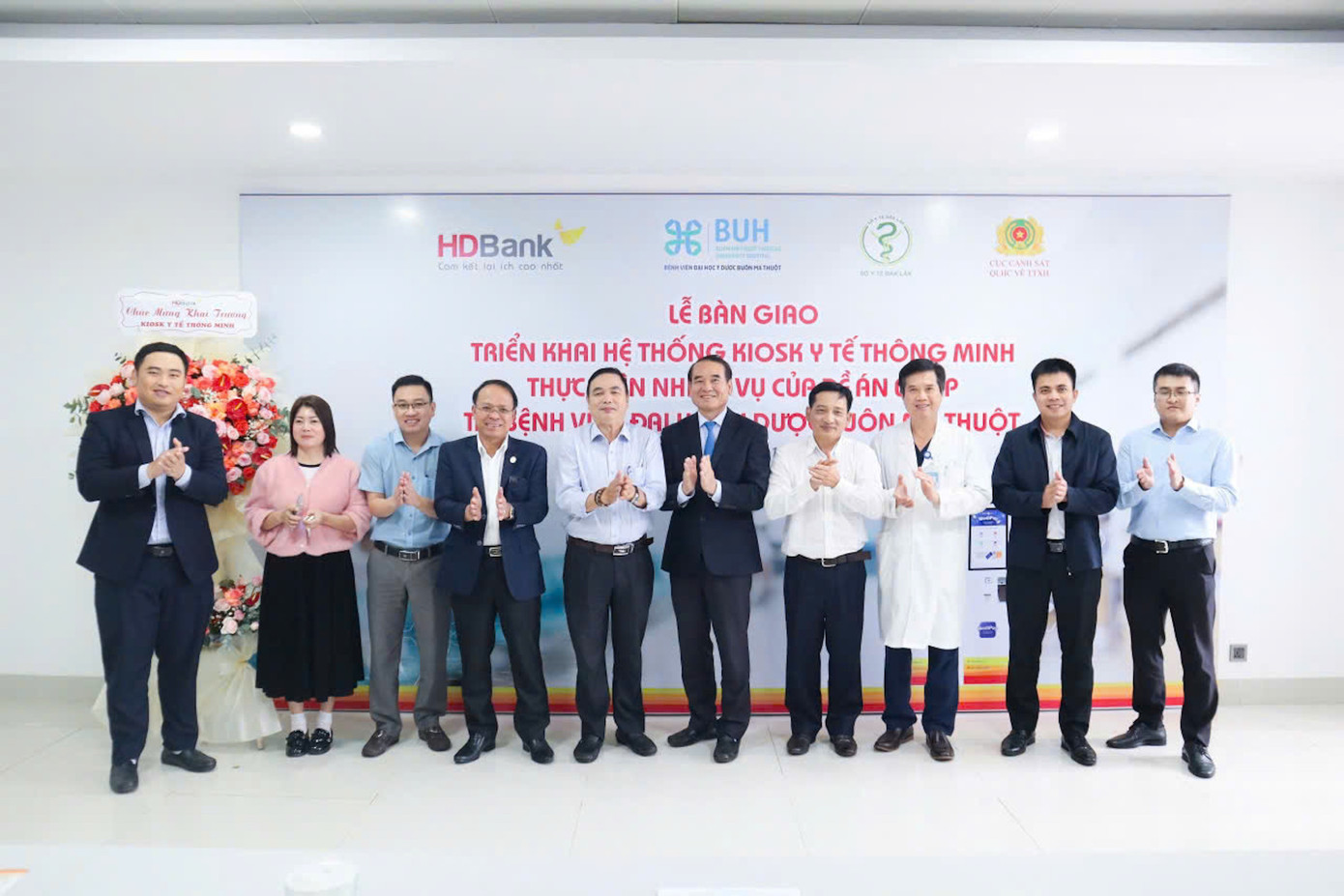 Các đại biểu tham lễ bàn giao triển khai hệ thống kiosk y tế thông minh