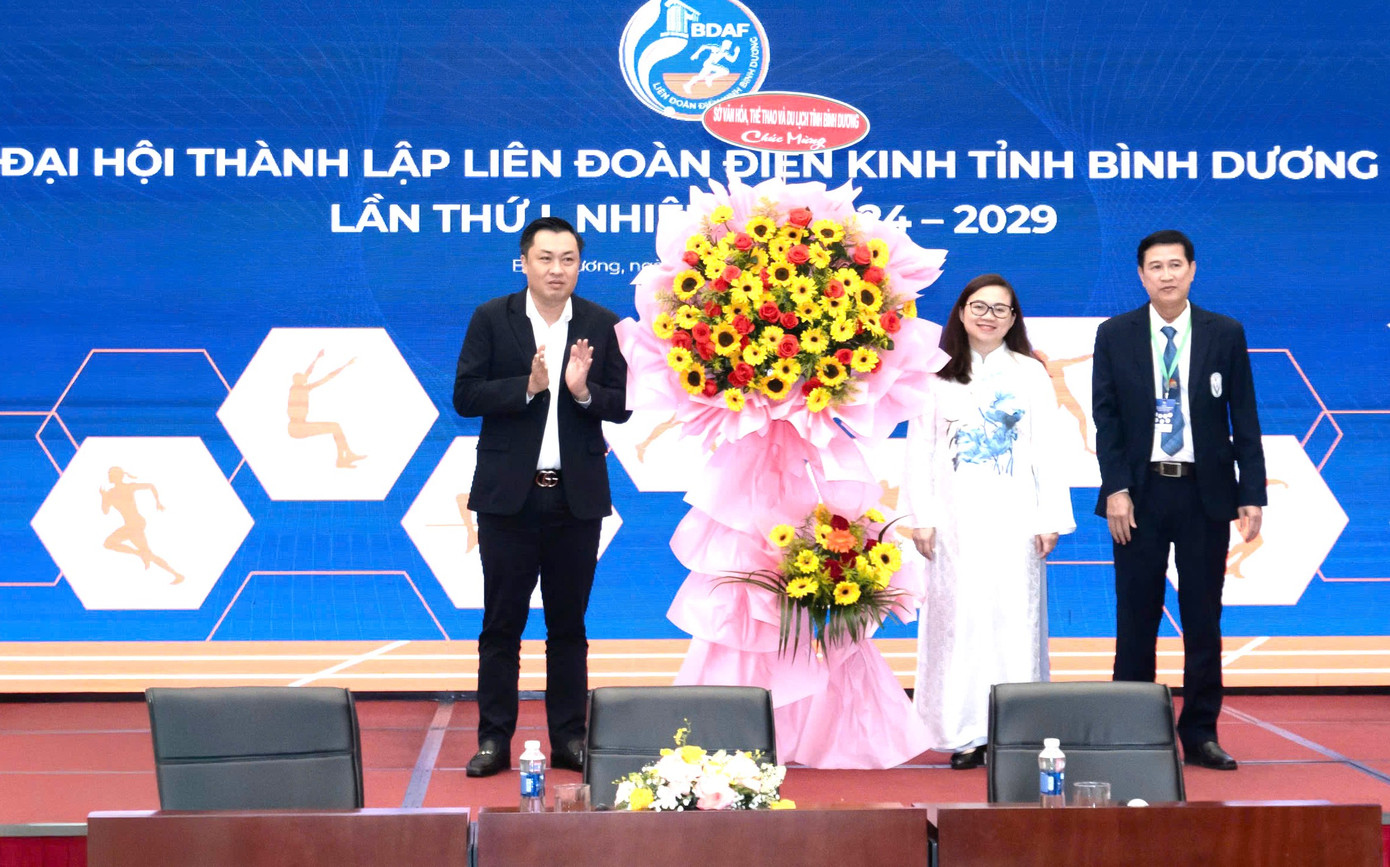 Ông Cao Văn Chóng – Phó Giám đốc Sở Văn hóa, Thể thao và Du lịch tỉnh Bình Dương tặng hoa chúc mừng Đại hội Ông Cao Văn Chóng – Phó Giám đốc Sở Văn hóa, Thể thao và Du lịch tỉnh Bình Dương tặng hoa chúc mừng Đại hội