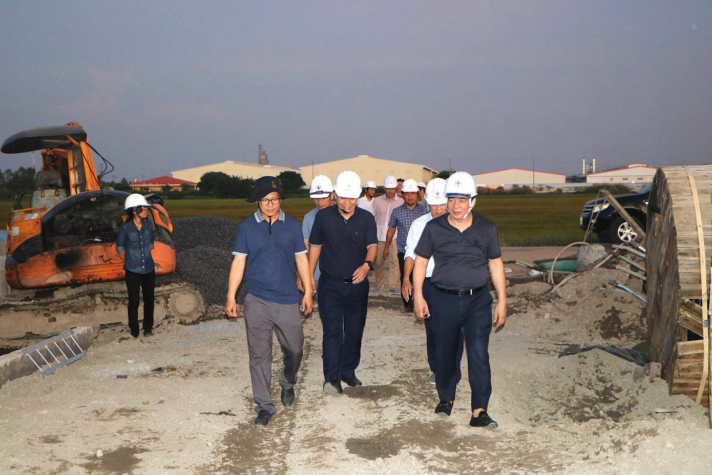 Chủ tịch HĐTV Lê Văn Trang (hàng đầu, phải) kiểm tra và động viên người lao động tại công trình Trạm biến áp 110kV Trường Xuân (Đồng Tháp)