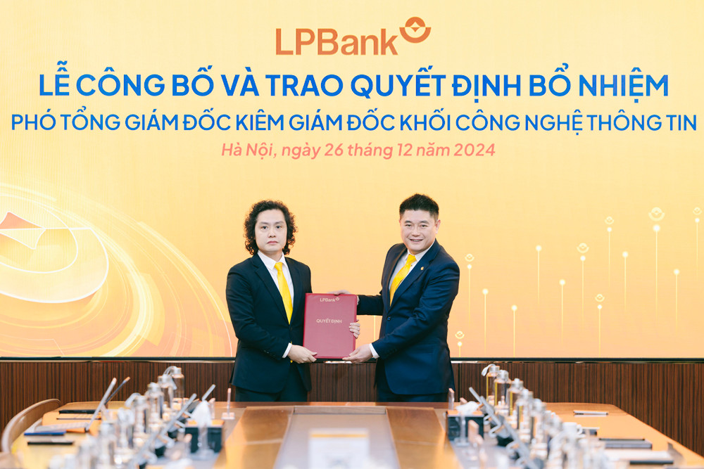 Ông Nguyễn Đức Thụy – Chủ tịch HĐQT LPBank trao quyết định bổ nhiệm cho ông Lưu Danh Đức