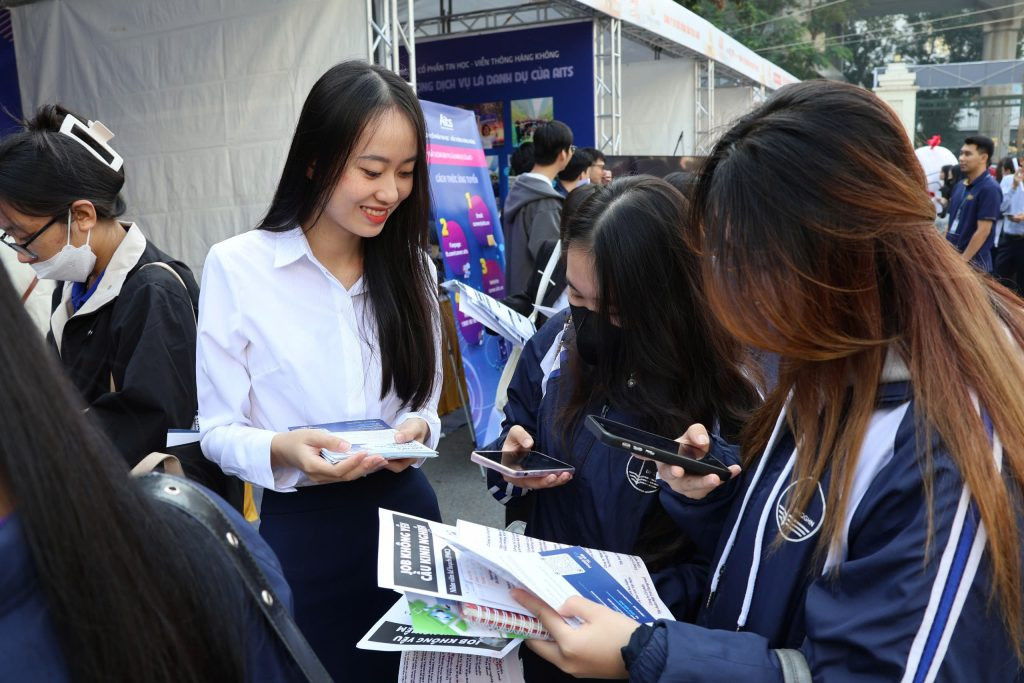 Các bạn sinh viên được cán bộ, nhân viên PJICO tư vấn, hỗ trợ và tìm kiếm cơ hội việc làm phù hợp với chuyên ngành đào tạo. Các bạn sinh viên được cán bộ, nhân viên PJICO tư vấn, hỗ trợ và tìm kiếm cơ hội việc làm phù hợp với chuyên ngành đào tạo.