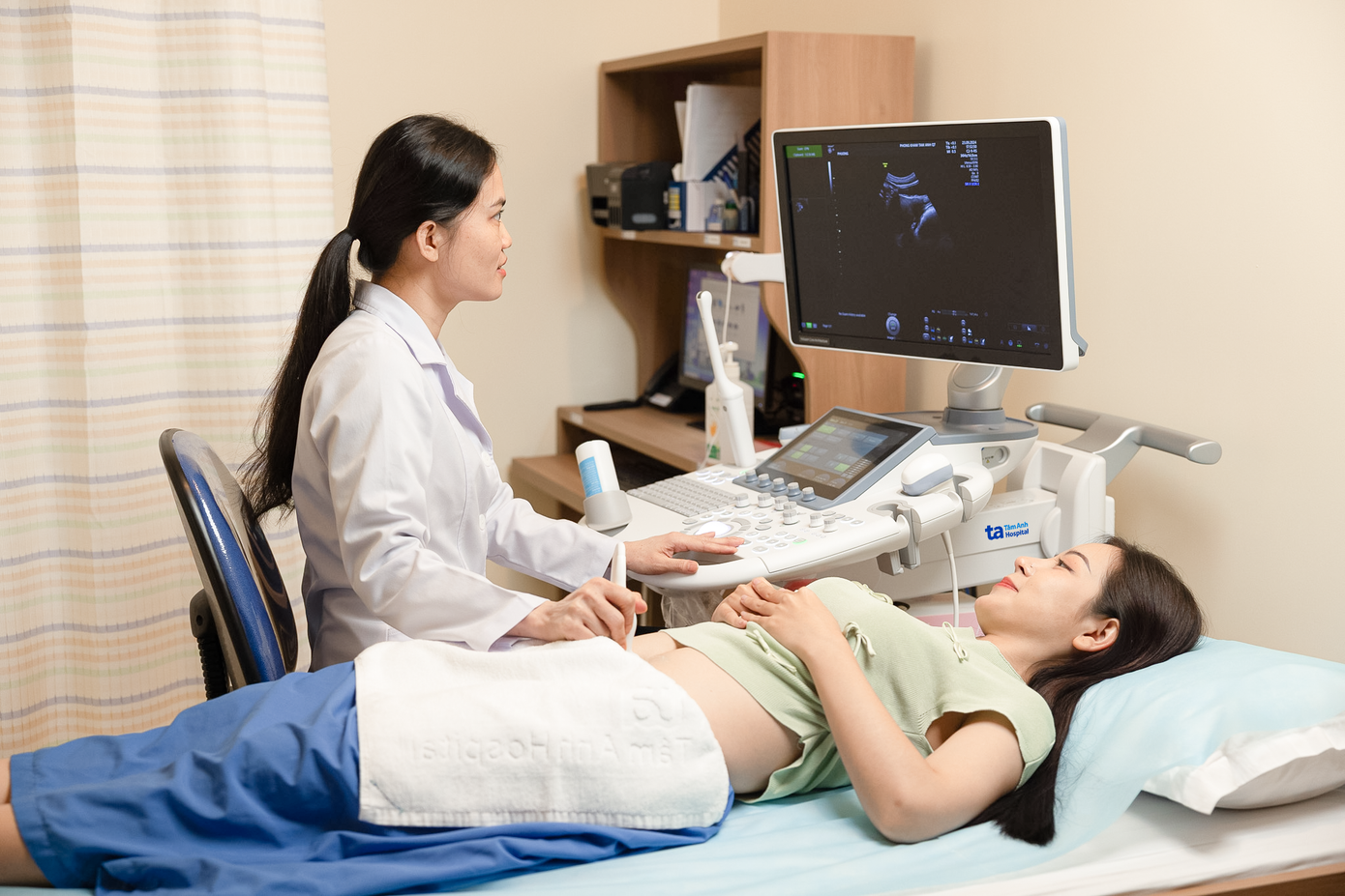 Bác sĩ Bệnh viện Đa khoa Tâm Anh Quận 8 siêu âm sản phụ khoa cho người bệnh. Ảnh: Tuệ Diễm.