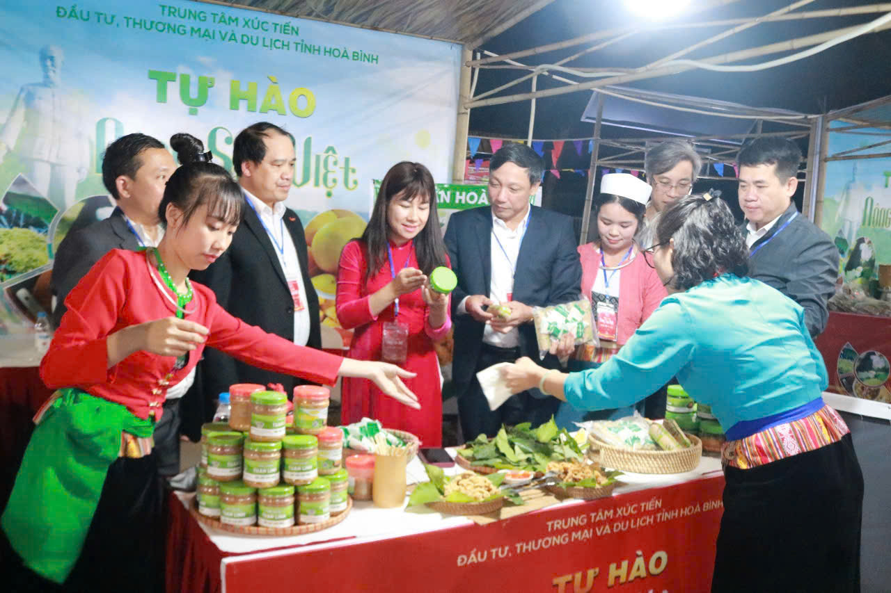 Hòa Bình tập trung thu hút đầu tư trên địa bàn tỉnh. Hòa Bình tập trung thu hút đầu tư trên địa bàn tỉnh.