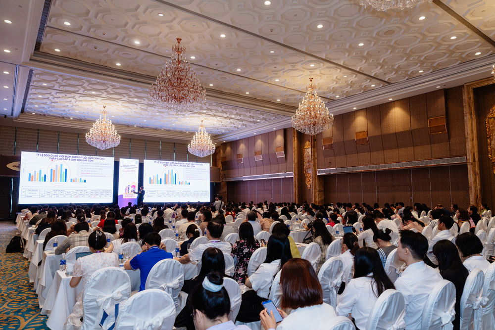 Các bác sĩ nhi khoa cập nhật kiến thức, chia sẻ kinh nghiệm nhằm nâng cao sức khỏe và tầm vóc trẻ em Việt Nam. Ảnh: Quỳnh Anh